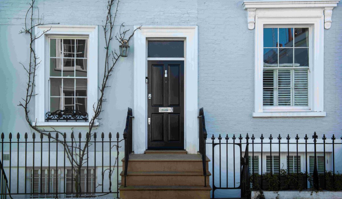 Comment une nouvelle porte d’entrée peut améliorer l’attrait extérieur et l’efficacité énergétique de votre maison au Québec cet automne